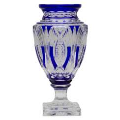 Grand vase de forme amphore en cristal color&eacute;. 