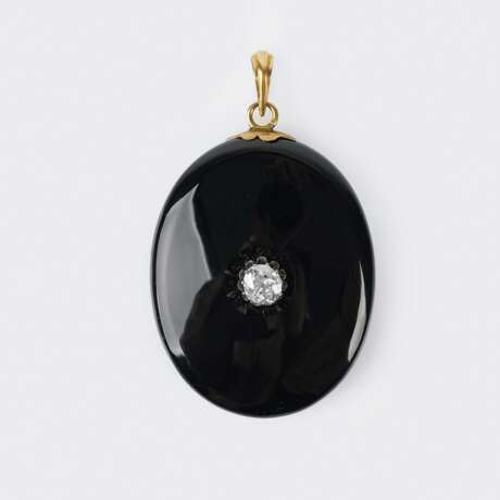 An Art-Nouveau Onyx Pendant with Old Cut Diamond. - фото 1