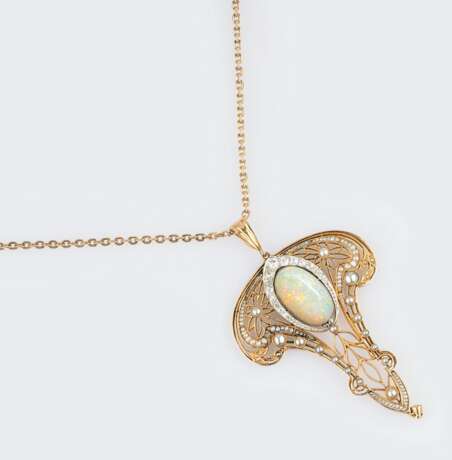 Art-Nouveau Opal-Diamant-Anhänger mit Naturperlen an Kette 'Fleur de Trompette'. - Foto 1