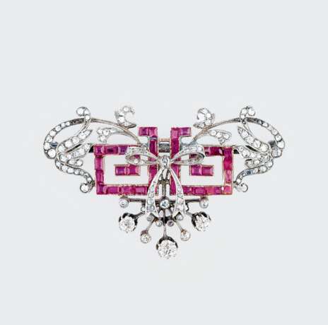 A fine Art-Nouveau Ruby Diamond Brooch. - фото 1