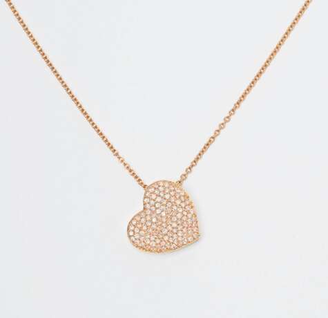 A Heart Pendant with Fancy Pink Diamonds on Necklace. - фото 1