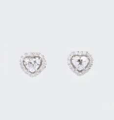 A Pair of rare-white Diamond Earstuds 'Hearts'.
