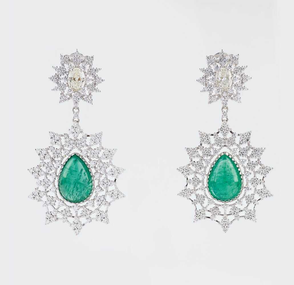 A Pair of highcarat Emerald Diamond Earchandeliers.