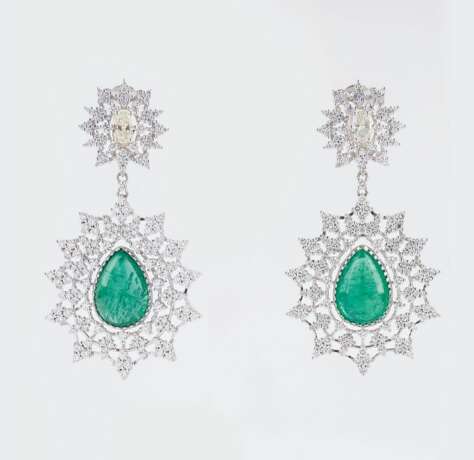 A Pair of highcarat Emerald Diamond Earchandeliers. - photo 1