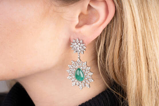 A Pair of highcarat Emerald Diamond Earchandeliers. - photo 2
