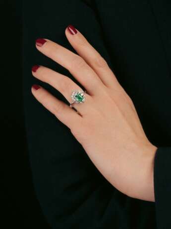 An Emerald Diamond Ring. - фото 2