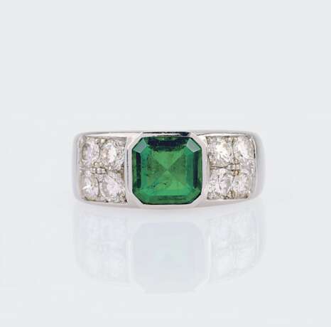 An Emerald Diamond Ring. - фото 1