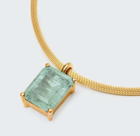 A highcarat Aquamarine Pendant on Necklace. - photo 1