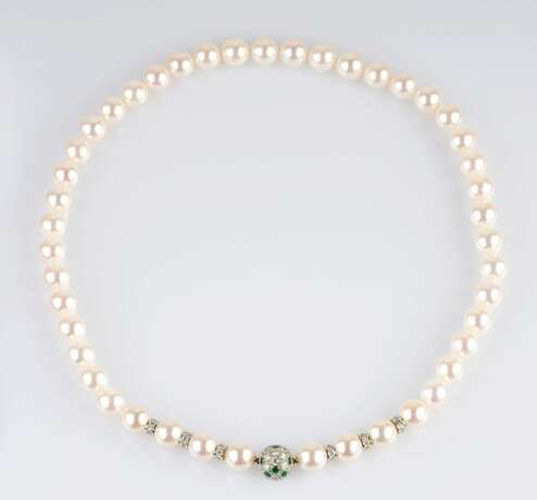 A Pearl Diamond Necklace with Emerald Diamond Patentclasp. - photo 1