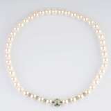 A Pearl Diamond Necklace with Emerald Diamond Patentclasp. - фото 1