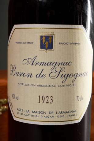 Flasche Armagnac "Baron de Sigognac" 1923, in Original Holzkiste mit Messing Schild, Gers, Frankreich, 0,7l - photo 2