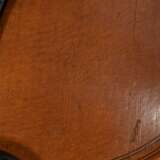 Elegante Geige nach Maggini, deutsch 19.Jh., feinjährige Fichtendecke, zweiteiliger schön geriegelter Ahornboden, Schnecke mit zusätzlicher Windung, doppelte Randeinlage, geflammte Zargen, L. 60cm, Bodenlänge 36cm, diver… - photo 13