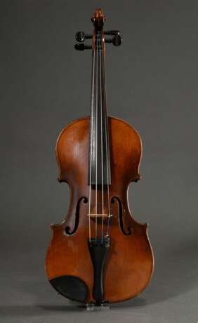 Deutsche Geige, wohl Sachsen um 1900, ohne Zettel, rückseitig gestempelt "Conservatory Violin", zweiteiliger Boden, Stimmstock steht, L 60cm, Bodenlänge 36cm, Alters- und Gebrauchsspuren, mit defektem H… - photo 1