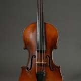 Deutsche Geige, wohl Sachsen um 1900, ohne Zettel, rückseitig gestempelt "Conservatory Violin", zweiteiliger Boden, Stimmstock steht, L 60cm, Bodenlänge 36cm, Alters- und Gebrauchsspuren, mit defektem H… - Foto 1