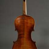Deutsche Geige, wohl Sachsen um 1900, ohne Zettel, rückseitig gestempelt "Conservatory Violin", zweiteiliger Boden, Stimmstock steht, L 60cm, Bodenlänge 36cm, Alters- und Gebrauchsspuren, mit defektem H… - Foto 2