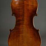 Deutsche Geige, wohl Sachsen um 1900, ohne Zettel, rückseitig gestempelt "Conservatory Violin", zweiteiliger Boden, Stimmstock steht, L 60cm, Bodenlänge 36cm, Alters- und Gebrauchsspuren, mit defektem H… - фото 3