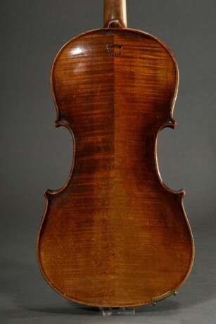 Deutsche Geige, wohl Sachsen um 1900, ohne Zettel, rückseitig gestempelt "Conservatory Violin", zweiteiliger Boden, Stimmstock steht, L 60cm, Bodenlänge 36cm, Alters- und Gebrauchsspuren, mit defektem H… - Foto 3