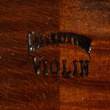 Deutsche Geige, wohl Sachsen um 1900, ohne Zettel, rückseitig gestempelt "Conservatory Violin", zweiteiliger Boden, Stimmstock steht, L 60cm, Bodenlänge 36cm, Alters- und Gebrauchsspuren, mit defektem H… - photo 4