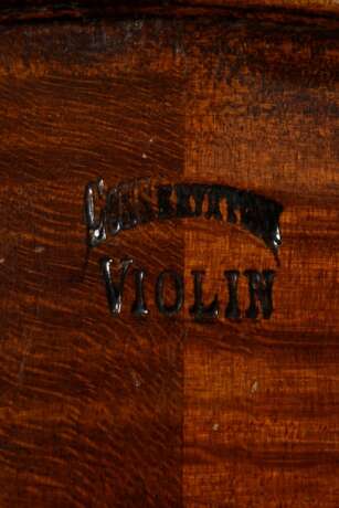 Deutsche Geige, wohl Sachsen um 1900, ohne Zettel, rückseitig gestempelt "Conservatory Violin", zweiteiliger Boden, Stimmstock steht, L 60cm, Bodenlänge 36cm, Alters- und Gebrauchsspuren, mit defektem H… - photo 4