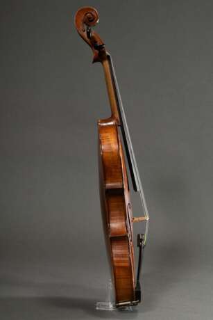 Deutsche Geige, wohl Sachsen um 1900, ohne Zettel, rückseitig gestempelt "Conservatory Violin", zweiteiliger Boden, Stimmstock steht, L 60cm, Bodenlänge 36cm, Alters- und Gebrauchsspuren, mit defektem H… - photo 5