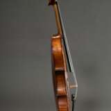 Deutsche Geige, wohl Sachsen um 1900, ohne Zettel, rückseitig gestempelt "Conservatory Violin", zweiteiliger Boden, Stimmstock steht, L 60cm, Bodenlänge 36cm, Alters- und Gebrauchsspuren, mit defektem H… - фото 5