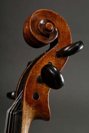 Deutsche Geige, wohl Sachsen um 1900, ohne Zettel, rückseitig gestempelt "Conservatory Violin", zweiteiliger Boden, Stimmstock steht, L 60cm, Bodenlänge 36cm, Alters- und Gebrauchsspuren, mit defektem H… - Foto 6