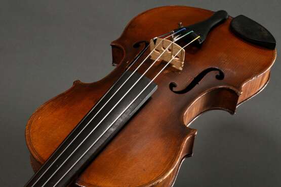 Deutsche Geige, wohl Sachsen um 1900, ohne Zettel, rückseitig gestempelt "Conservatory Violin", zweiteiliger Boden, Stimmstock steht, L 60cm, Bodenlänge 36cm, Alters- und Gebrauchsspuren, mit defektem H… - Foto 7