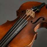 Deutsche Geige, wohl Sachsen um 1900, ohne Zettel, rückseitig gestempelt "Conservatory Violin", zweiteiliger Boden, Stimmstock steht, L 60cm, Bodenlänge 36cm, Alters- und Gebrauchsspuren, mit defektem H… - фото 7