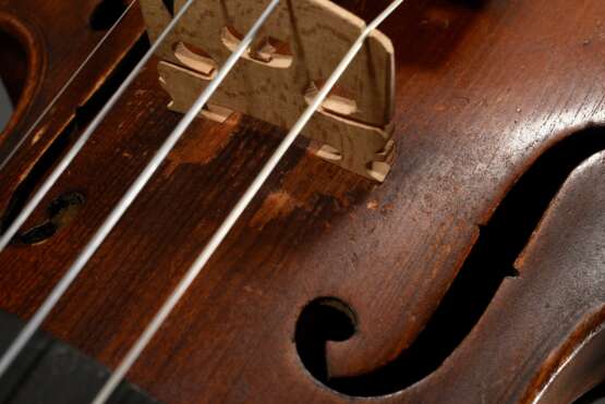 Deutsche Geige, wohl Sachsen um 1900, ohne Zettel, rückseitig gestempelt "Conservatory Violin", zweiteiliger Boden, Stimmstock steht, L 60cm, Bodenlänge 36cm, Alters- und Gebrauchsspuren, mit defektem H… - фото 8