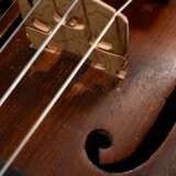 Deutsche Geige, wohl Sachsen um 1900, ohne Zettel, rückseitig gestempelt "Conservatory Violin", zweiteiliger Boden, Stimmstock steht, L 60cm, Bodenlänge 36cm, Alters- und Gebrauchsspuren, mit defektem H… - Foto 8