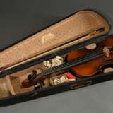 Deutsche Geige, wohl Sachsen um 1900, ohne Zettel, rückseitig gestempelt "Conservatory Violin", zweiteiliger Boden, Stimmstock steht, L 60cm, Bodenlänge 36cm, Alters- und Gebrauchsspuren, mit defektem H… - Foto 10