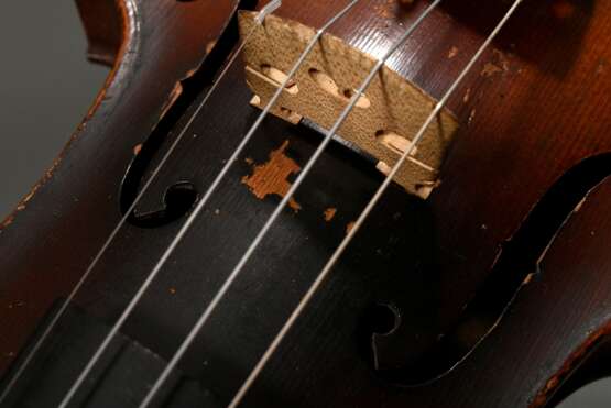 Deutsche Geige / Violine, 1. Hälfte 20.Jh., geteilter Rücken, ohne Faksimile-Zettel, Stimme steht, spielbereit mit Koffer und mod. Bogen, L. 60cm, Bodenlänge 36cm, Alters- und Gebrauchsspuren, Lackfehlstellen, Verschmutz… - фото 7