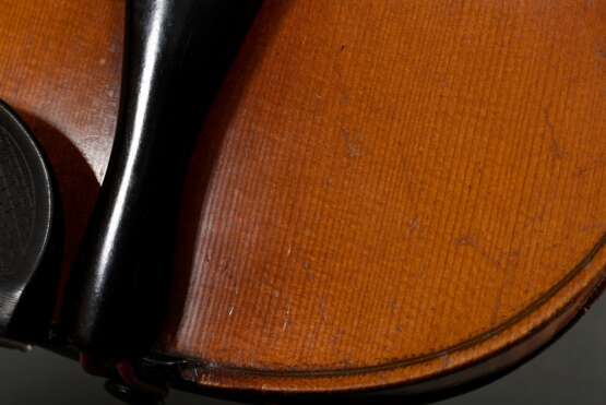 Deutsche Geige / Violine, 1. Hälfte 20.Jh., geteilter Rücken, ohne Faksimile-Zettel, Stimme steht, spielbereit mit Koffer und mod. Bogen, L. 60cm, Bodenlänge 36cm, Alters- und Gebrauchsspuren, Lackfehlstellen, Verschmutz… - Foto 8