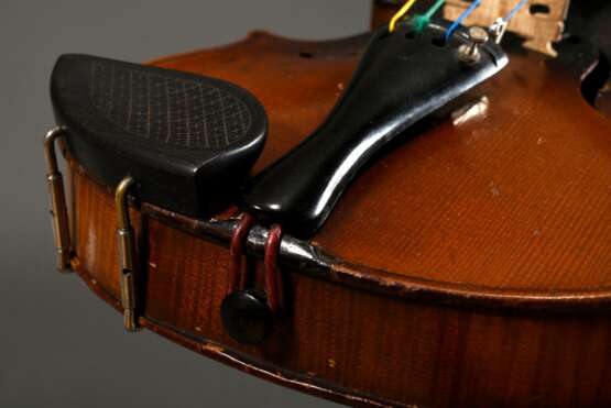Deutsche Geige / Violine, 1. Hälfte 20.Jh., geteilter Rücken, ohne Faksimile-Zettel, Stimme steht, spielbereit mit Koffer und mod. Bogen, L. 60cm, Bodenlänge 36cm, Alters- und Gebrauchsspuren, Lackfehlstellen, Verschmutz… - photo 12