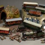 39 Teile Modelleisenbahn Märklin, Bavaria und Fleischmann mit Zubehör, Spur 0, Mitte 20. Jh., bestehend aus: 2 Lokomotiven mit Uhrwerk (keine Garantie auf Werk und Funktionalität), 12 Waggons, 3 Kohlewagen, 3 offene Güte… - фото 1