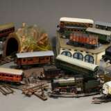 39 Teile Modelleisenbahn Märklin, Bavaria und Fleischmann mit Zubehör, Spur 0, Mitte 20. Jh., bestehend aus: 2 Lokomotiven mit Uhrwerk (keine Garantie auf Werk und Funktionalität), 12 Waggons, 3 Kohlewagen, 3 offene Güte… - Foto 2