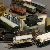 39 Teile Modelleisenbahn Märklin, Bavaria und Fleischmann mit Zubehör, Spur 0, Mitte 20. Jh., bestehend aus: 2 Lokomotiven mit Uhrwerk (keine Garantie auf Werk und Funktionalität), 12 Waggons, 3 Kohlewagen, 3 offene Güte… - Foto 3