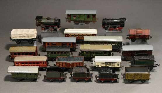 39 Teile Modelleisenbahn Märklin, Bavaria und Fleischmann mit Zubehör, Spur 0, Mitte 20. Jh., bestehend aus: 2 Lokomotiven mit Uhrwerk (keine Garantie auf Werk und Funktionalität), 12 Waggons, 3 Kohlewagen, 3 offene Güte… - фото 11