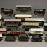 39 Teile Modelleisenbahn Märklin, Bavaria und Fleischmann mit Zubehör, Spur 0, Mitte 20. Jh., bestehend aus: 2 Lokomotiven mit Uhrwerk (keine Garantie auf Werk und Funktionalität), 12 Waggons, 3 Kohlewagen, 3 offene Güte… - photo 11