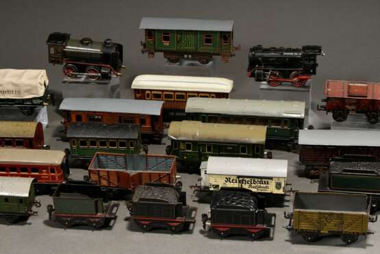 39 Teile Modelleisenbahn Märklin, Bavaria und Fleischmann mit Zubehör, Spur 0, Mitte 20. Jh., bestehend aus: 2 Lokomotiven mit Uhrwerk (keine Garantie auf Werk und Funktionalität), 12 Waggons, 3 Kohlewagen, 3 offene Güte… - Foto 12