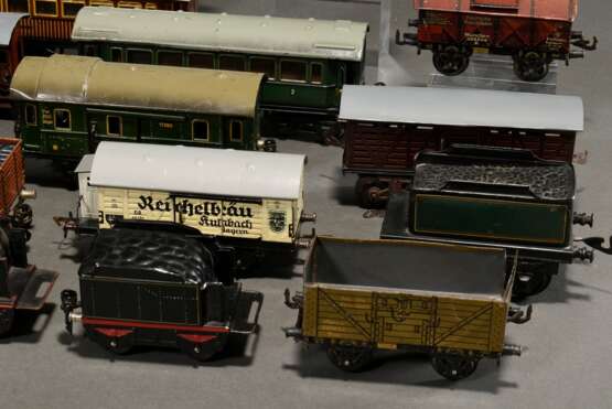 39 Teile Modelleisenbahn Märklin, Bavaria und Fleischmann mit Zubehör, Spur 0, Mitte 20. Jh., bestehend aus: 2 Lokomotiven mit Uhrwerk (keine Garantie auf Werk und Funktionalität), 12 Waggons, 3 Kohlewagen, 3 offene Güte… - фото 13