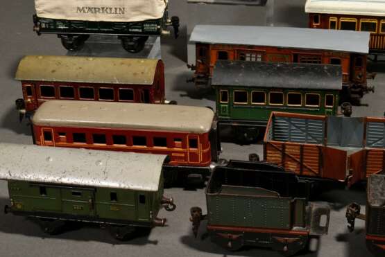 39 Teile Modelleisenbahn Märklin, Bavaria und Fleischmann mit Zubehör, Spur 0, Mitte 20. Jh., bestehend aus: 2 Lokomotiven mit Uhrwerk (keine Garantie auf Werk und Funktionalität), 12 Waggons, 3 Kohlewagen, 3 offene Güte… - photo 15