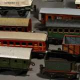 39 Teile Modelleisenbahn Märklin, Bavaria und Fleischmann mit Zubehör, Spur 0, Mitte 20. Jh., bestehend aus: 2 Lokomotiven mit Uhrwerk (keine Garantie auf Werk und Funktionalität), 12 Waggons, 3 Kohlewagen, 3 offene Güte… - фото 15