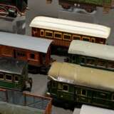 39 Teile Modelleisenbahn Märklin, Bavaria und Fleischmann mit Zubehör, Spur 0, Mitte 20. Jh., bestehend aus: 2 Lokomotiven mit Uhrwerk (keine Garantie auf Werk und Funktionalität), 12 Waggons, 3 Kohlewagen, 3 offene Güte… - Foto 16