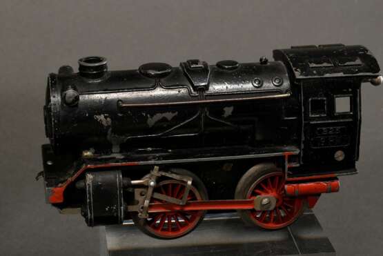 39 Teile Modelleisenbahn Märklin, Bavaria und Fleischmann mit Zubehör, Spur 0, Mitte 20. Jh., bestehend aus: 2 Lokomotiven mit Uhrwerk (keine Garantie auf Werk und Funktionalität), 12 Waggons, 3 Kohlewagen, 3 offene Güte… - Foto 17