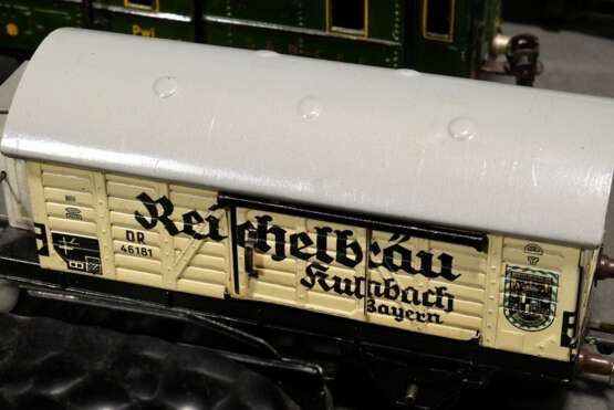 39 Teile Modelleisenbahn Märklin, Bavaria und Fleischmann mit Zubehör, Spur 0, Mitte 20. Jh., bestehend aus: 2 Lokomotiven mit Uhrwerk (keine Garantie auf Werk und Funktionalität), 12 Waggons, 3 Kohlewagen, 3 offene Güte… - photo 22