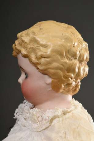 Biedermeier Puppe mit bemaltem Porzellan Brustkopf, braunen Glasaugen, blonde geformte Haare, Lederkörper mit Porzellan Unterarmen, alte Kleidung, Deutsch um 1870, Pressnr. 3, H. 40cm, bespielt, linker Arm rest. - фото 3