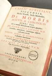 Band &quot;Caelius Aurelianus de Morbis Acutis et Chronicis&quot;, Amsterdam 1709, Kupferstich als Frontispiz, Pergamenteinband, 728 S., 20,5x17x6cm, Gebrauchsspuren, kleine Defekte