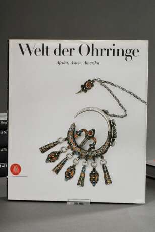6 Bildbände "Welt der... / A World of..." (der Ringe, der Ohrringe / Bracelets, Necklaces, Belts, Head Ornaments), Verlag SKIRA, Texte von Anne van Cutsem (geb. Leurquin) in 2x Deutsch und 4x Englisch, 2000 - 2… - Foto 4