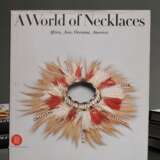 6 Bildbände "Welt der... / A World of..." (der Ringe, der Ohrringe / Bracelets, Necklaces, Belts, Head Ornaments), Verlag SKIRA, Texte von Anne van Cutsem (geb. Leurquin) in 2x Deutsch und 4x Englisch, 2000 - 2… - Foto 6